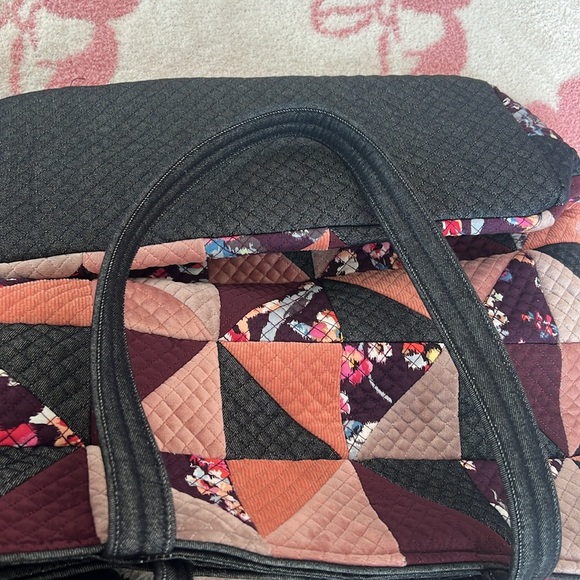 BEAUTIFUL QUILTED PATTERN VERA BRADLEY LARGE ZIPPERED TOTE - Picture 7 of 12